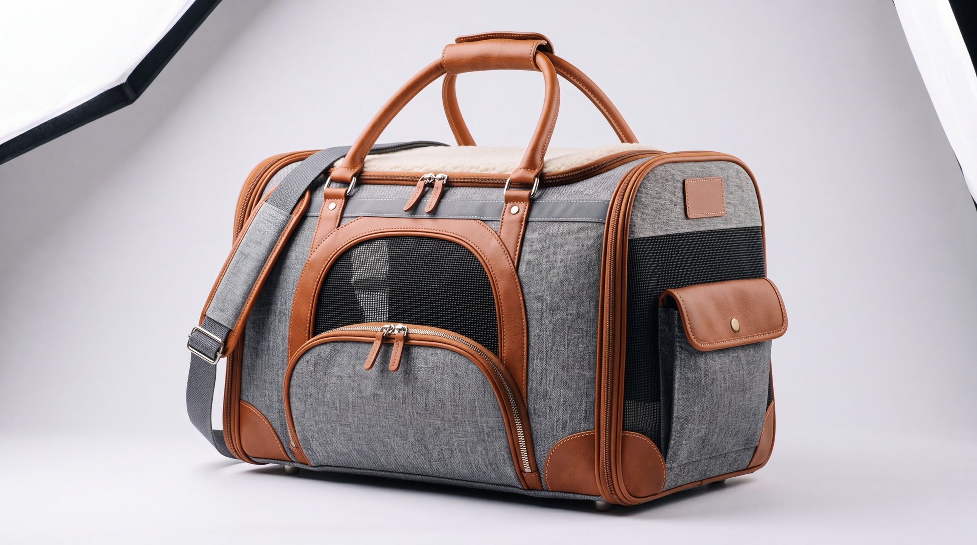Sac de transport pour chat et petit chien — tissu gris chiné et cuir cognac, vue studio trois-quarts