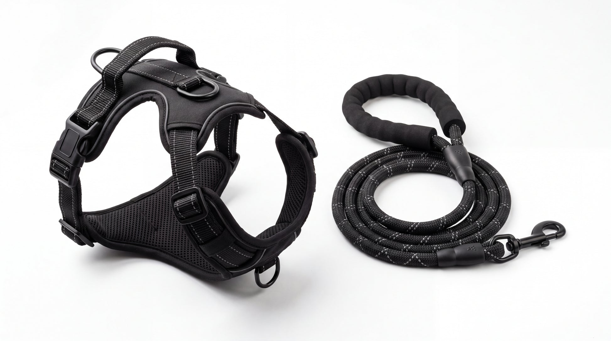 Harnais anti-traction noir réfléchissant et laisse assortie — vue studio