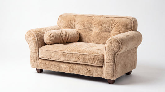 Canapé pour chat en peluche beige avec dossier et accoudoirs — vue studio