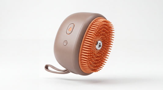 Brosse vapeur 3-en-1 pour chien et chat — corps taupe et picots silicone orange, vue studio