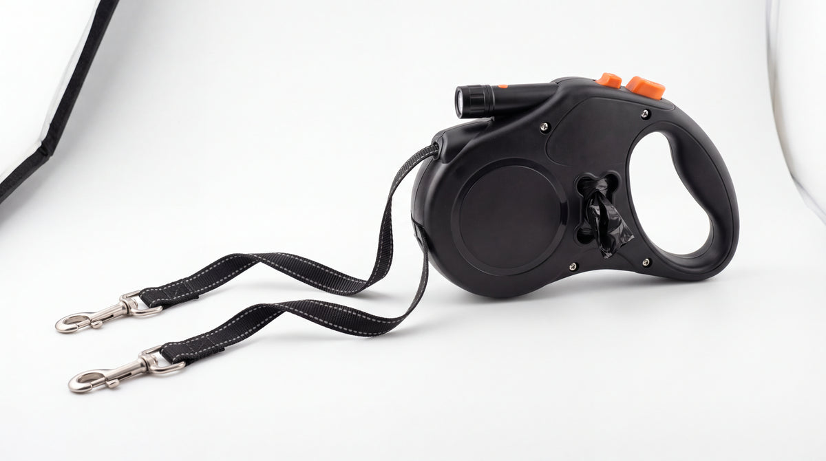 Double laisse rétractable 360° noire avec lampe intégrée — vue studio