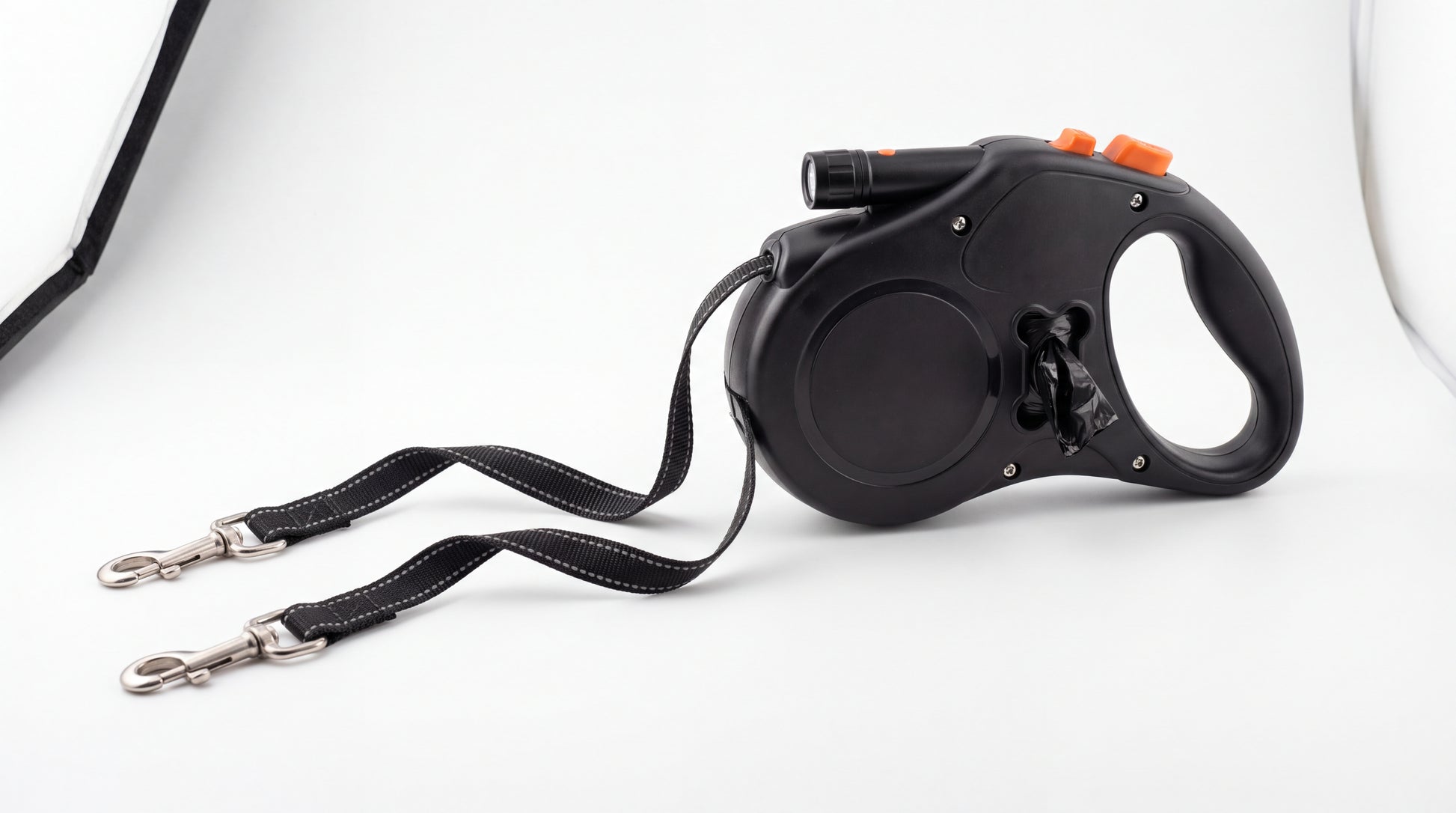 Double laisse rétractable 360° noire avec lampe intégrée — vue studio