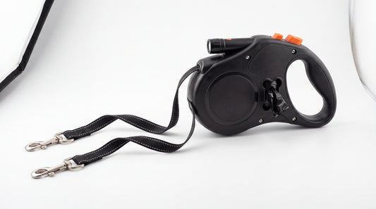 Double laisse rétractable 360° noire avec lampe intégrée — vue studio