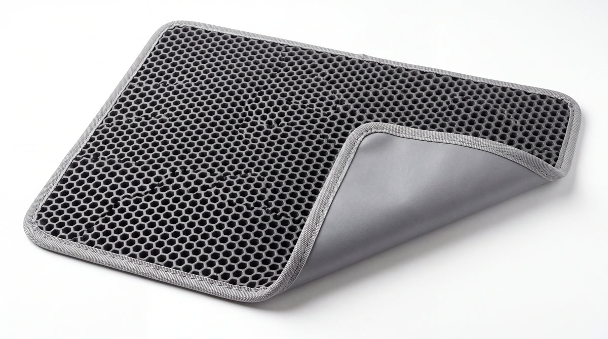 Tapis de litière alvéolé gris double couche — vue studio, coin replié