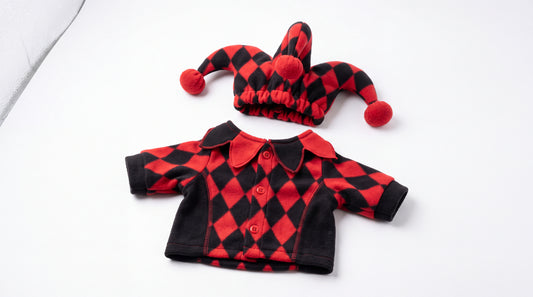 Déguisement de clown Halloween rouge et noir avec chapeau à pompons — vue studio