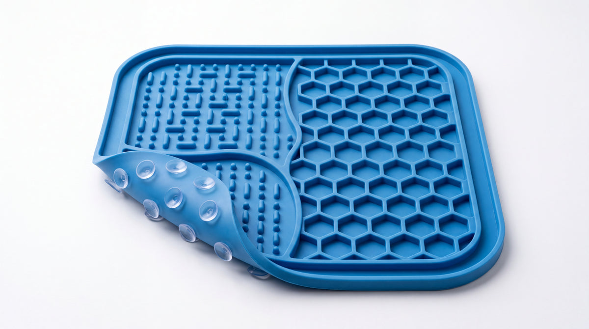 Tapis de léchage anti-stress en silicone bleu — vue studio, deux textures et rebord relevé