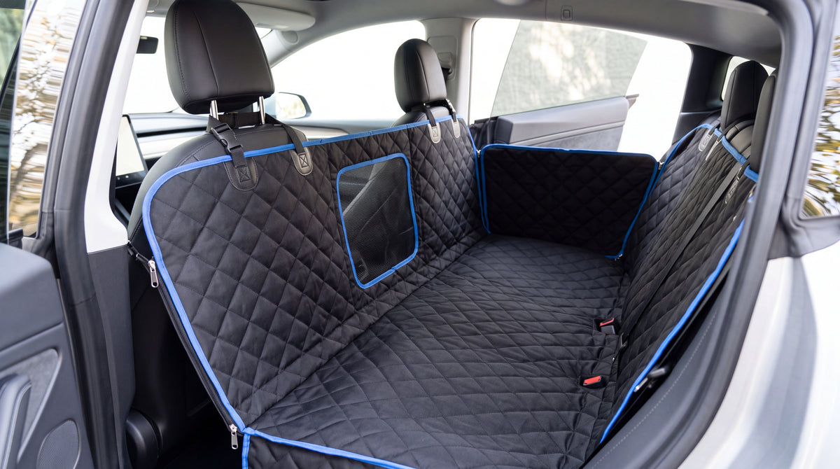 Housse hamac de siège auto noire matelassée à liseré bleu, installée sur la banquette arrière